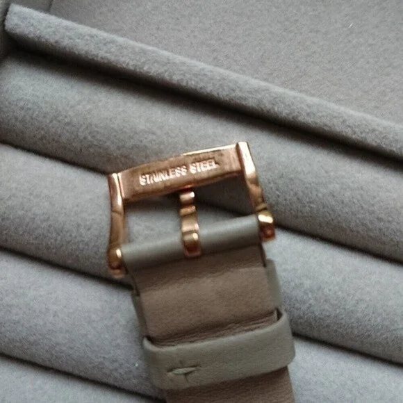 Marc by Marc Jacobs baker rose grey leather watch - Picture 9 of 12